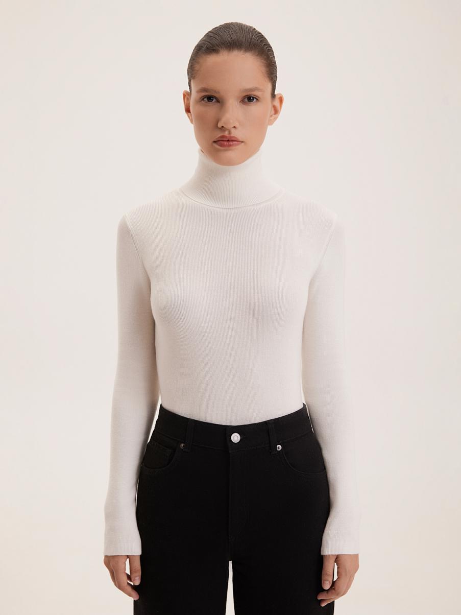 Трикотажная водолазка в рубчик