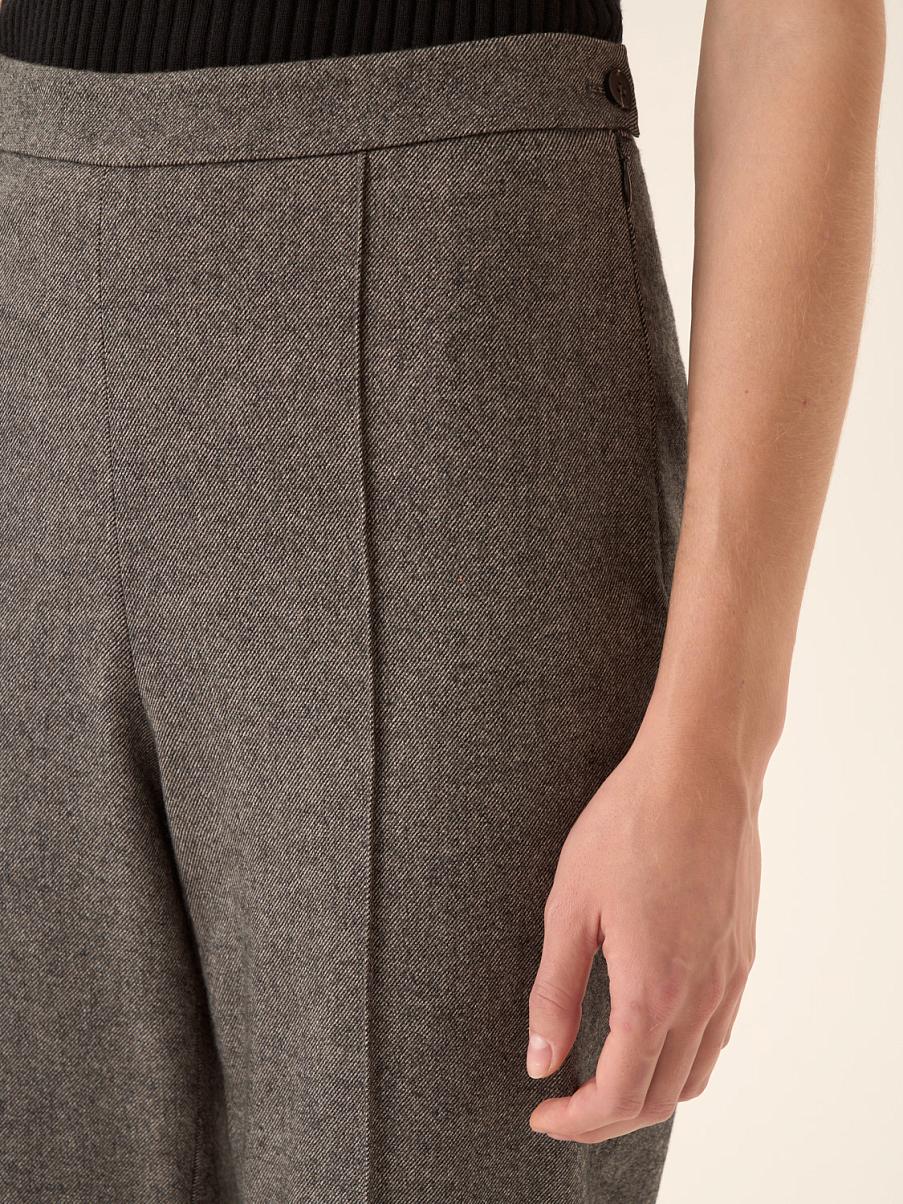 Брюки зауженные с вертикальной рельефной строчкой