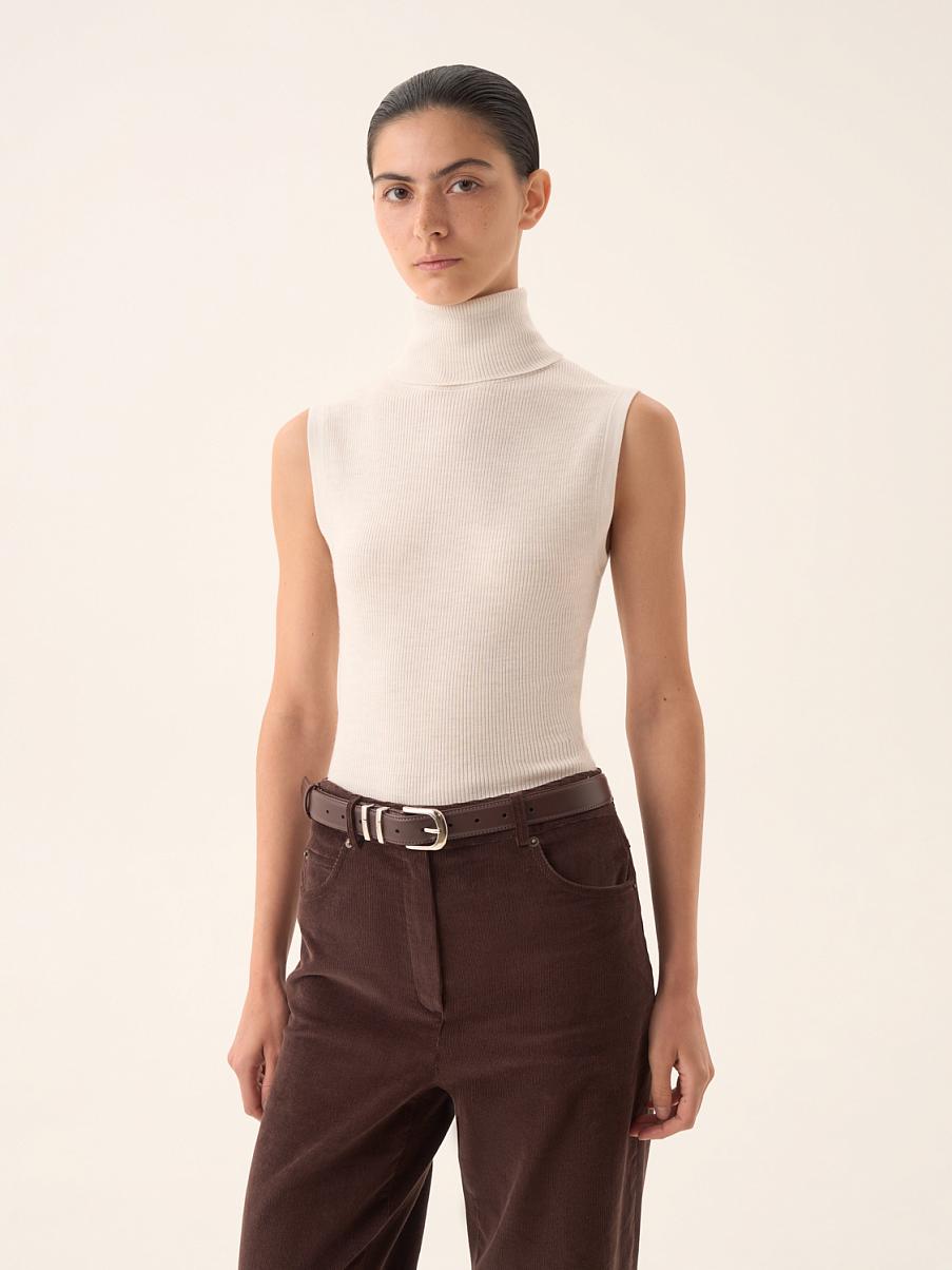 Водолазка без рукавов в рубчик