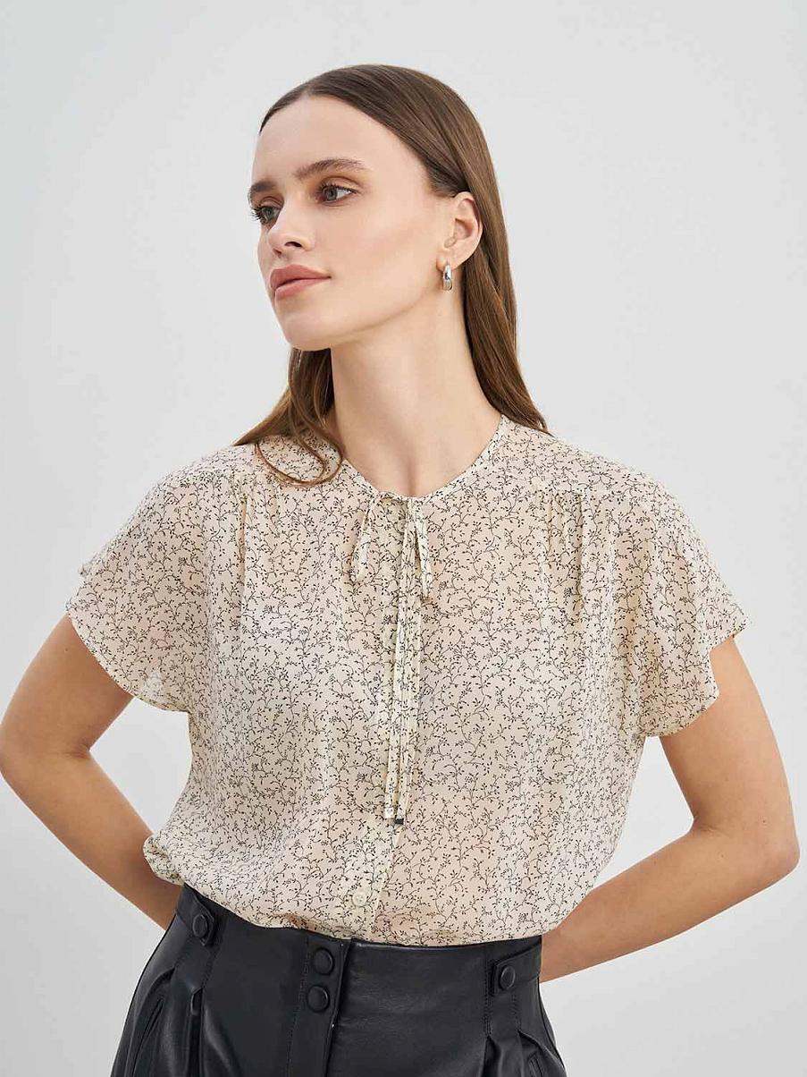 Блуза с коротким рукавом и цветочным узором