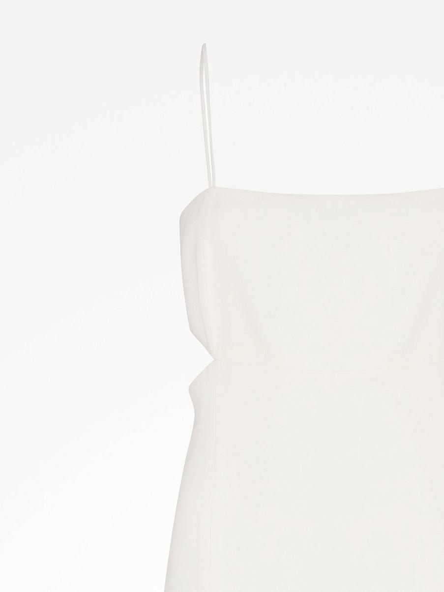 Облегающее платье на бретелях с разрезом