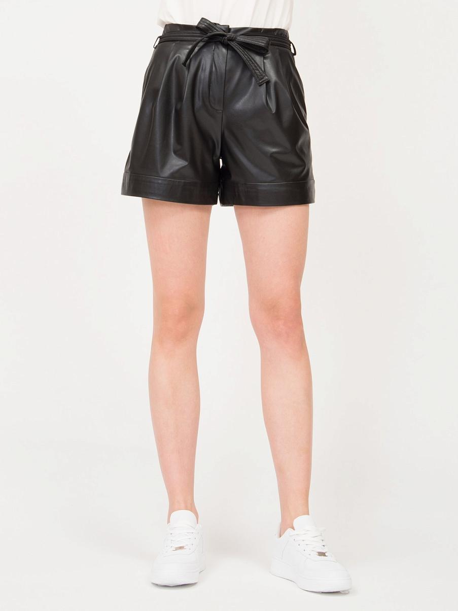 Шорты из экокожи с поясом-бантом