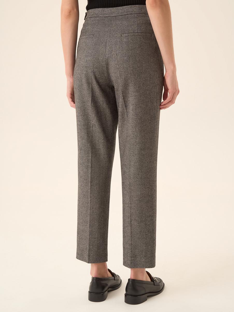 Брюки зауженные с вертикальной рельефной строчкой