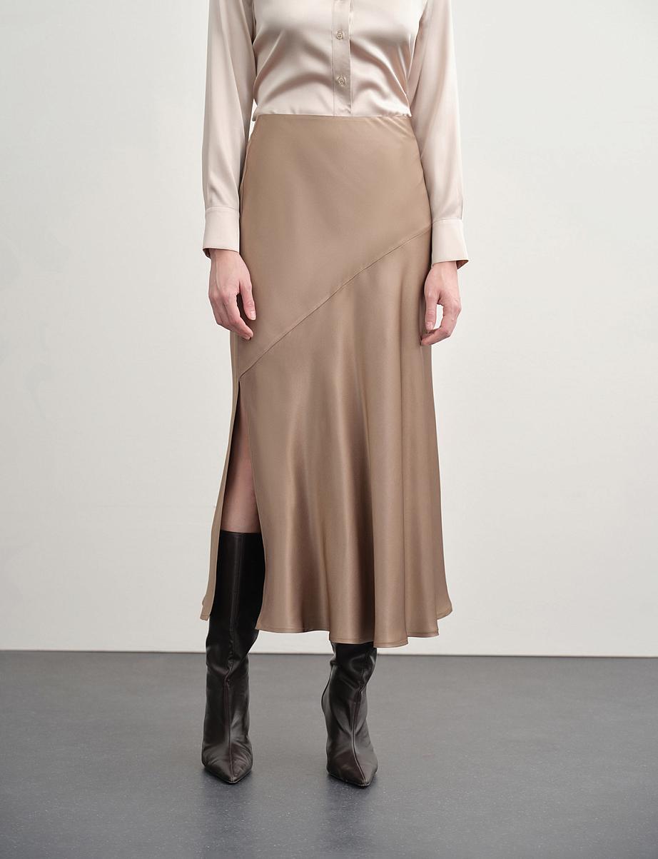 Атласная юбка миди с боковым разрезом