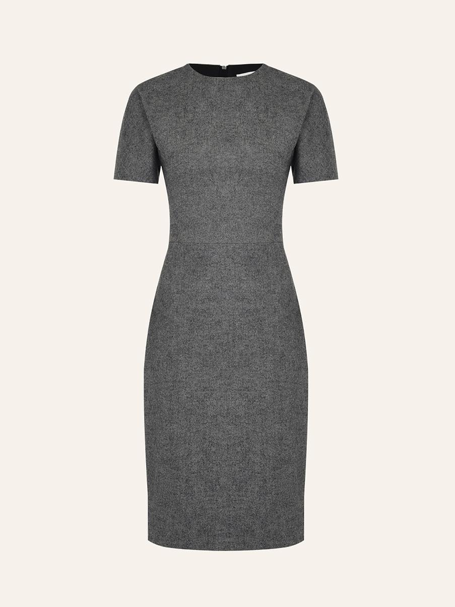Платье-футляр с коротким рукавом