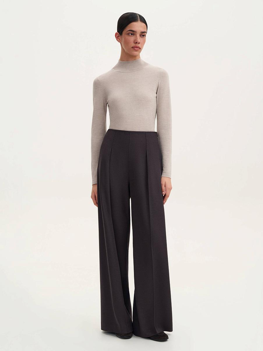 Брюки свободного кроя со стрелками