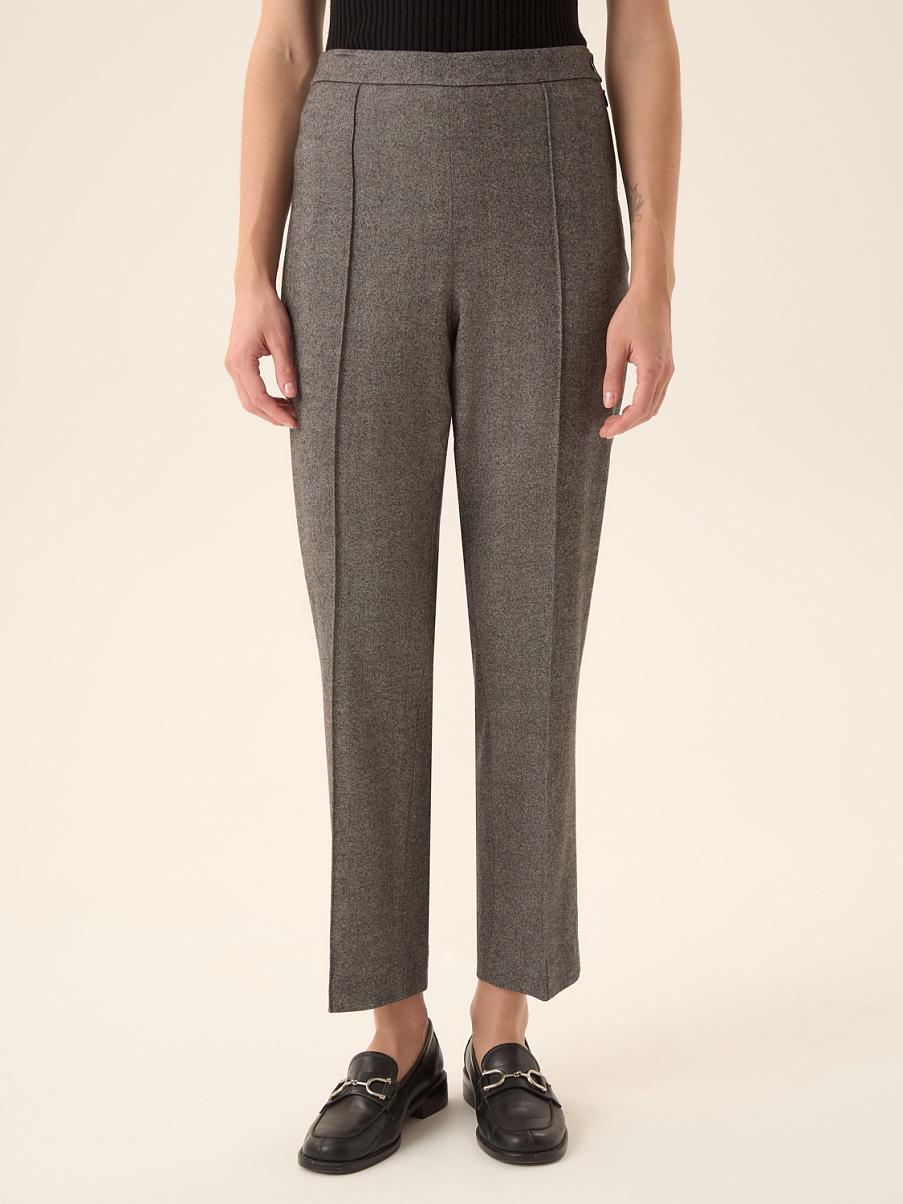 Брюки зауженные с вертикальной рельефной строчкой