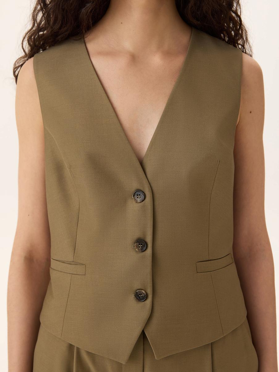Костюмная жилетка