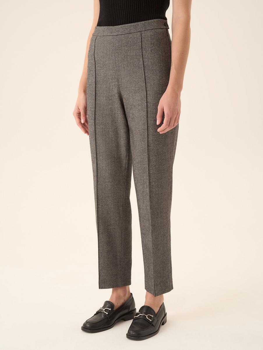 Брюки зауженные с вертикальной рельефной строчкой