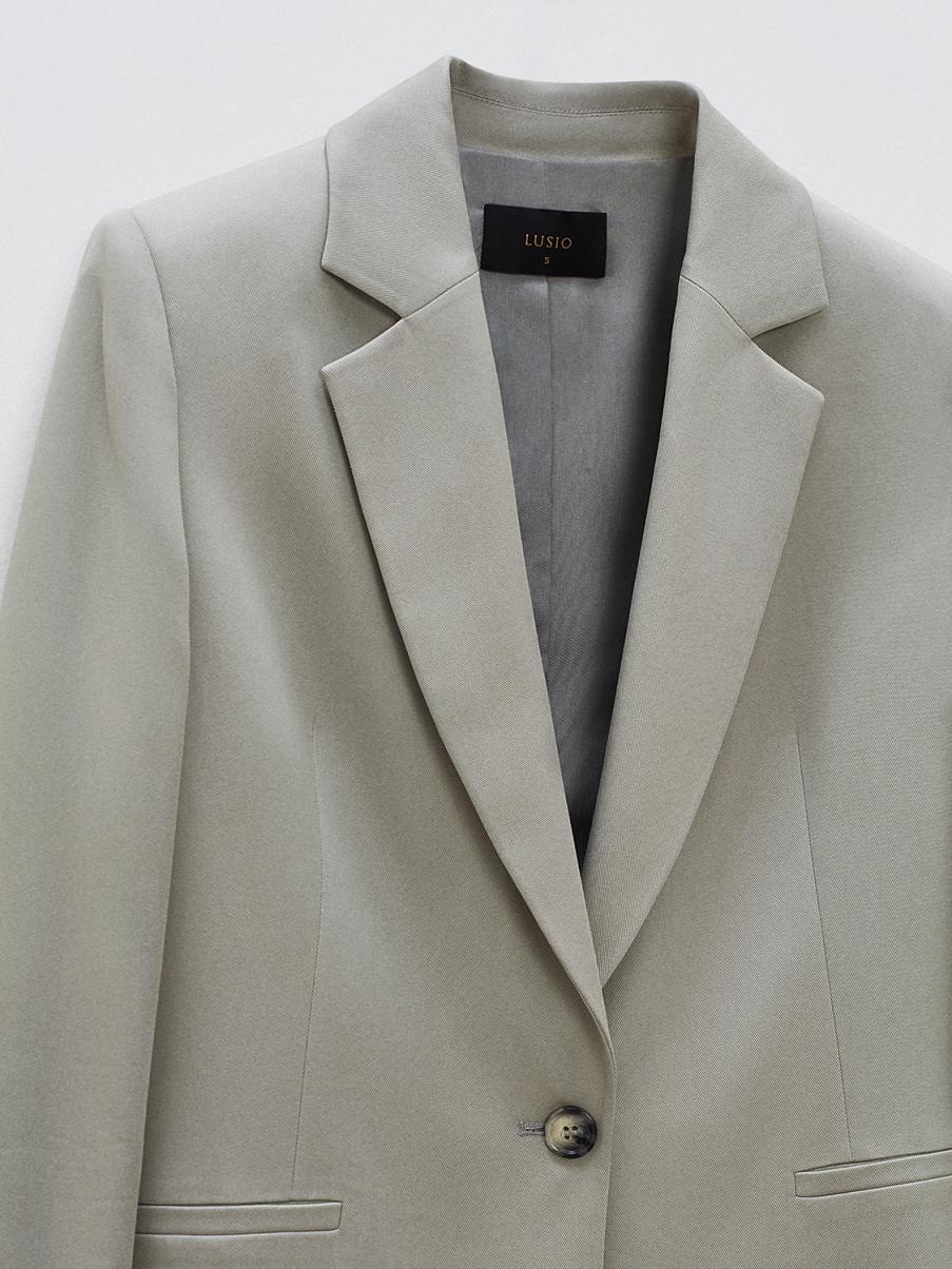 Однобортный жакет с поясом