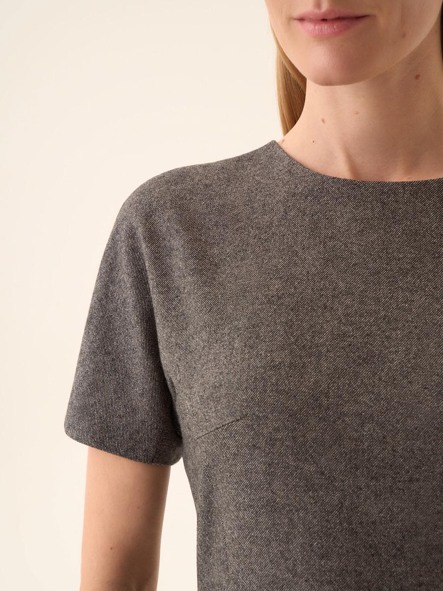 Платье-футляр с коротким рукавом