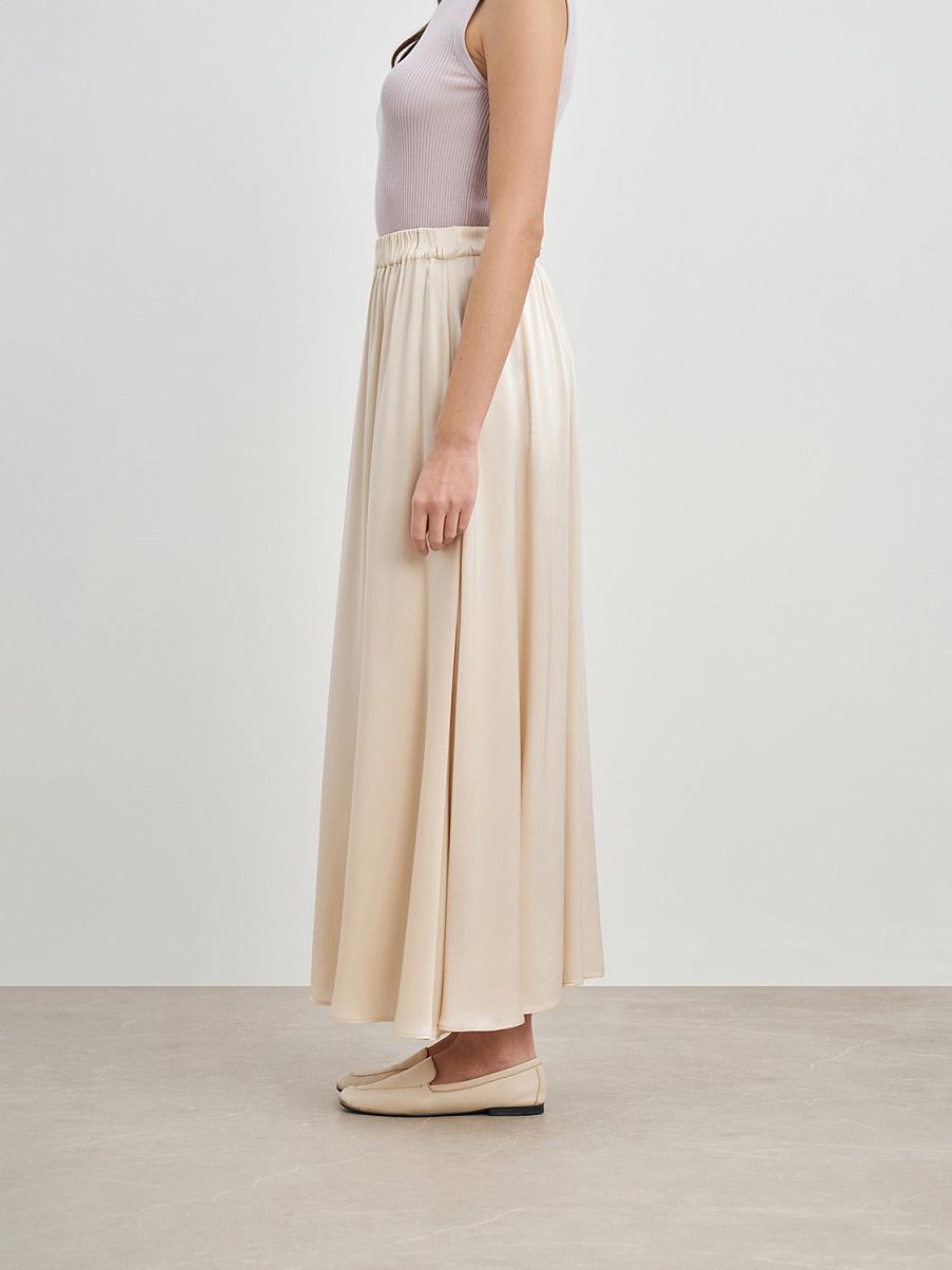 Атласная юбка макси с разрезом