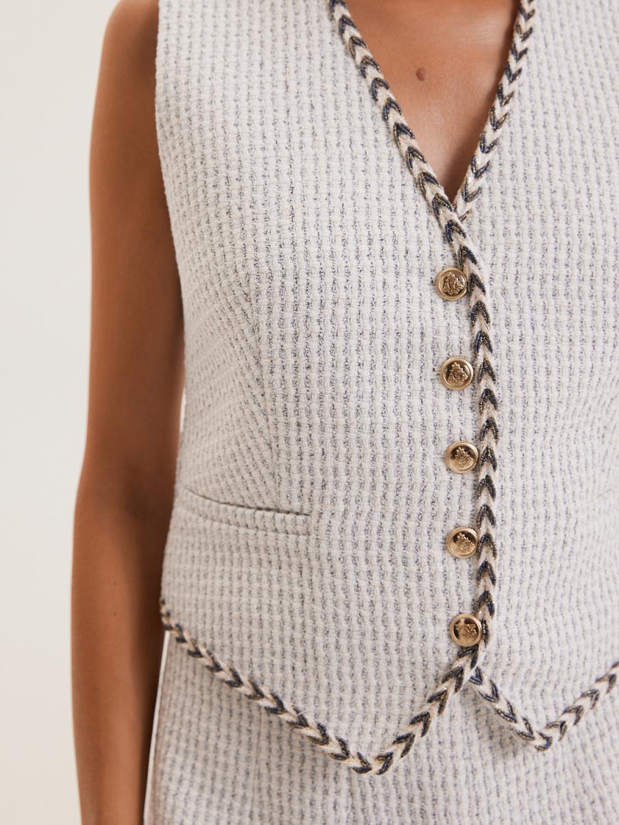 Костюмная жилетка из букле