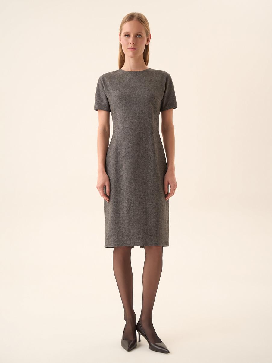 Платье-футляр с коротким рукавом