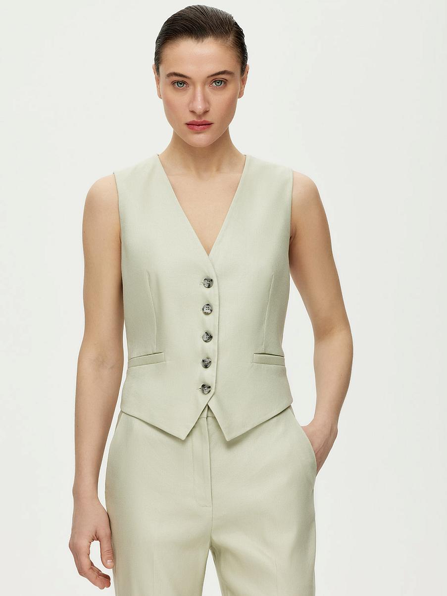 Костюмная льняная жилетка