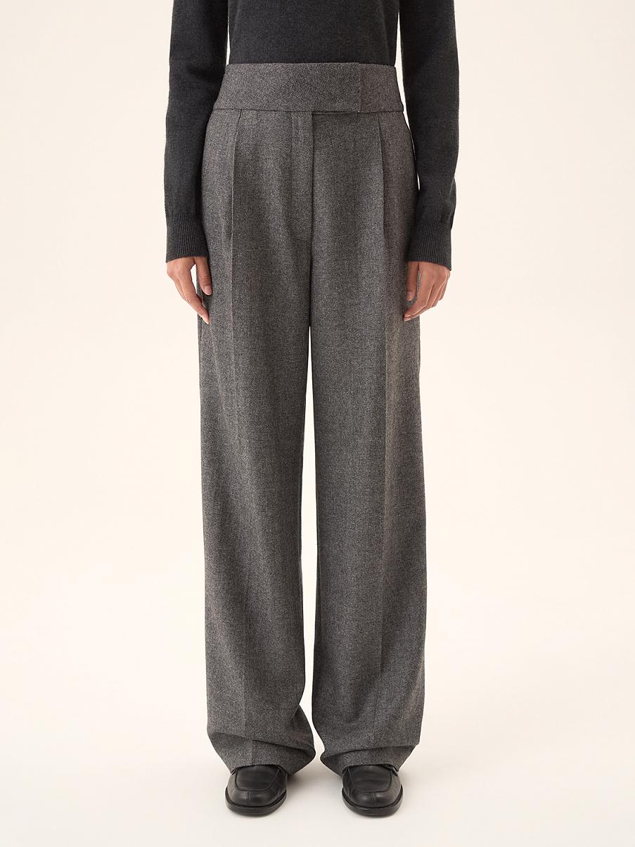 Брюки свободного кроя со стрелками