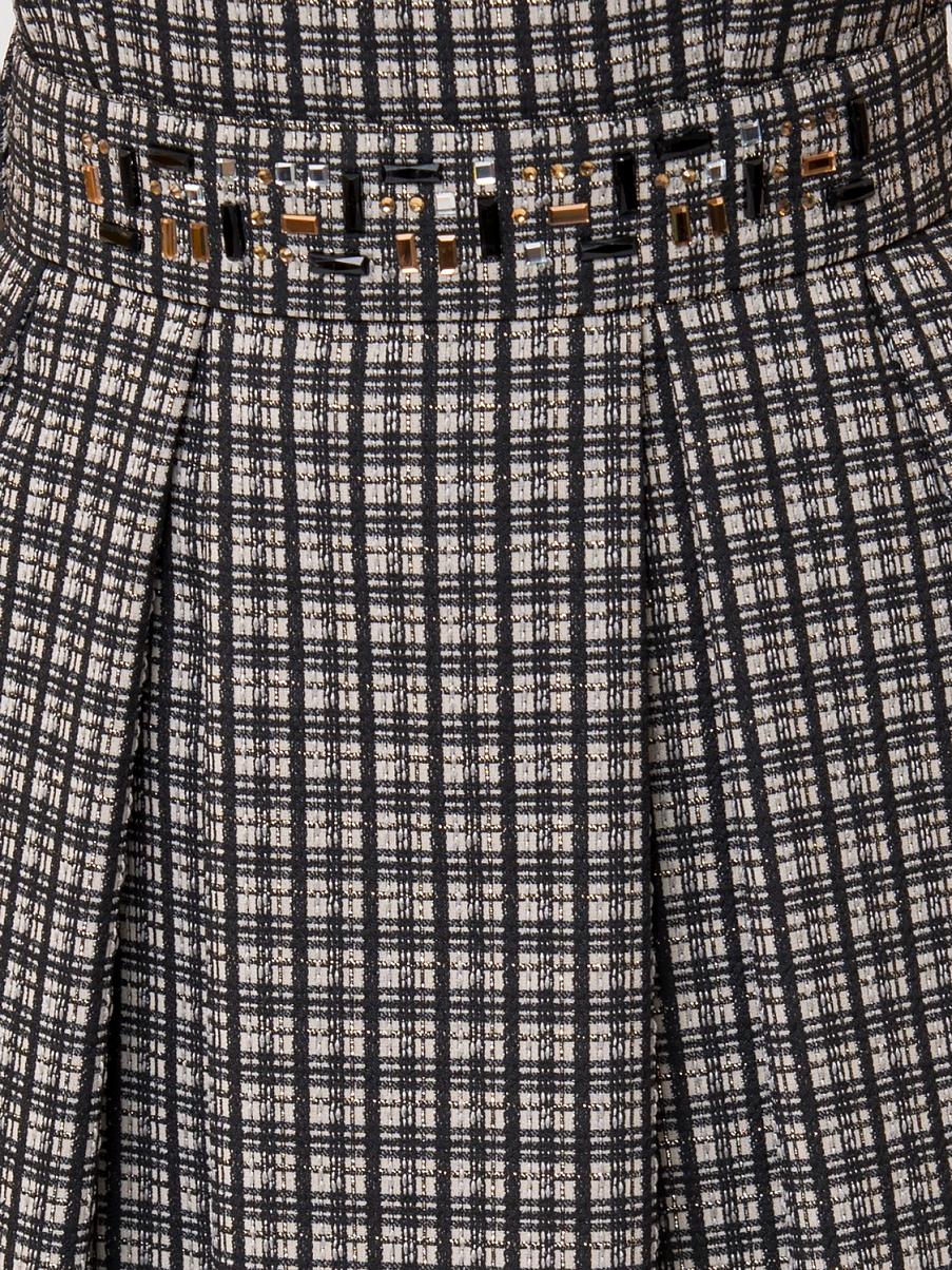 Приталенное платье миди без рукавов
