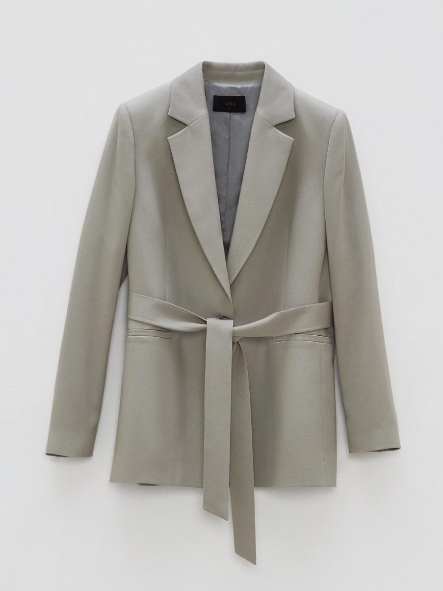 Однобортный жакет с поясом