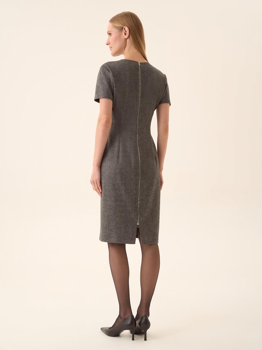 Платье-футляр с коротким рукавом