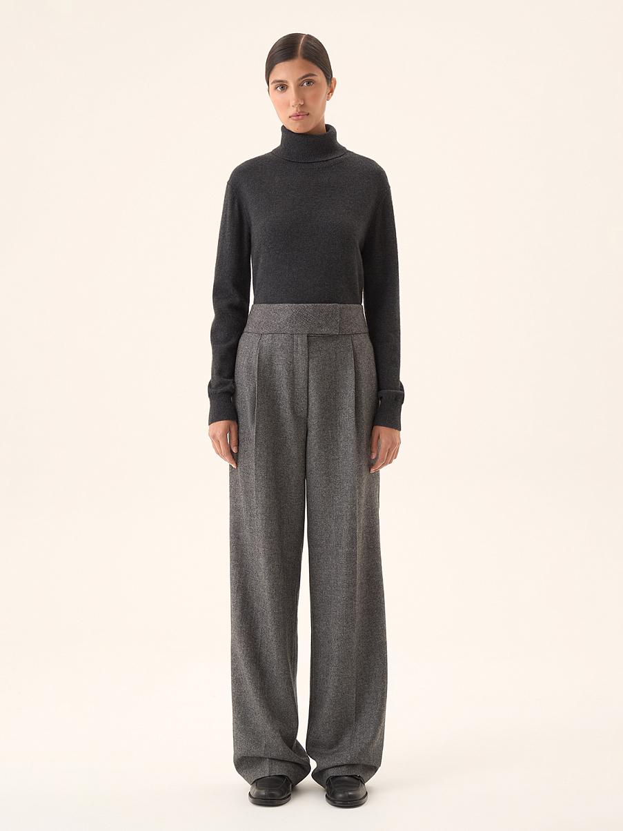 Брюки свободного кроя со стрелками