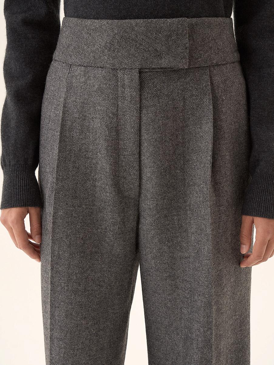 Брюки свободного кроя со стрелками