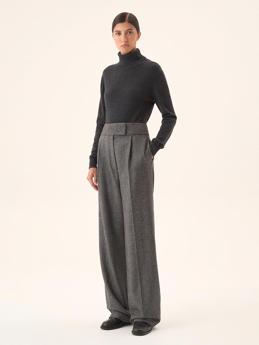 Брюки свободного кроя со стрелками