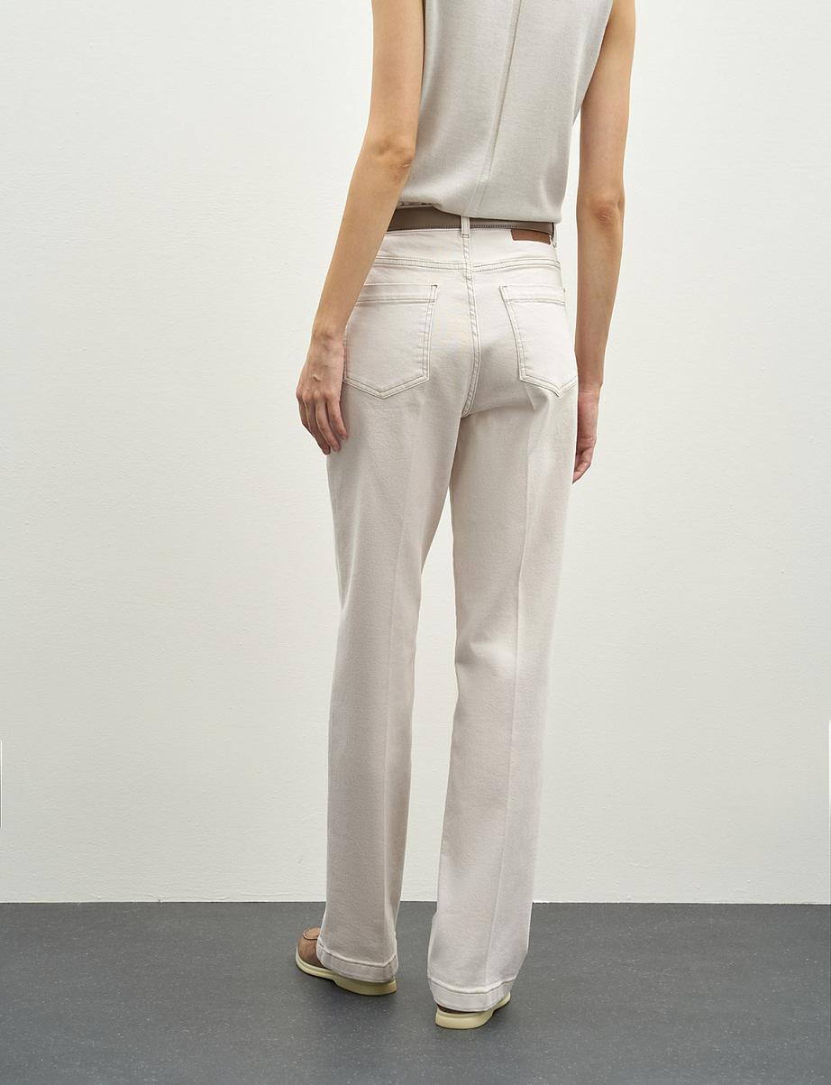 Прямые джинсы со стрелками и средней посадкой