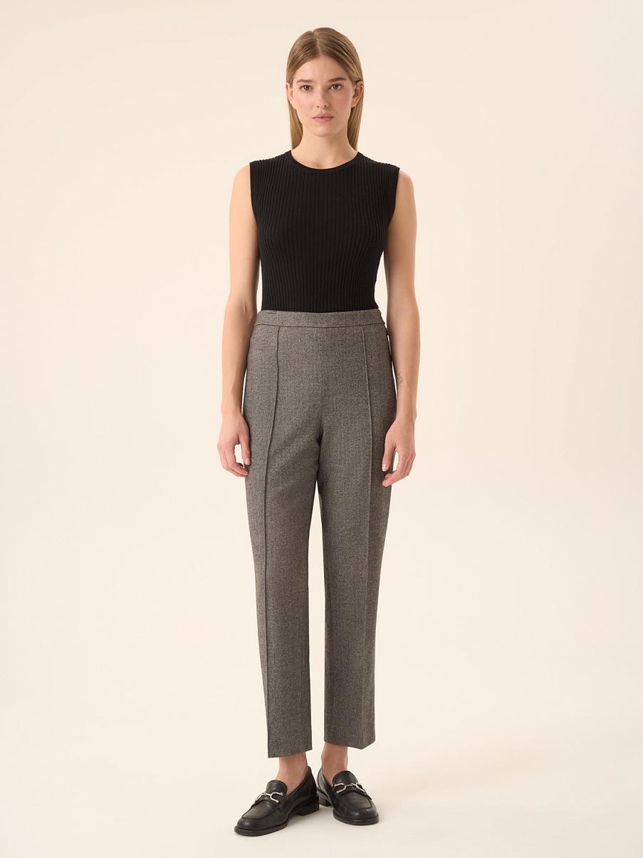 Брюки зауженные с вертикальной рельефной строчкой