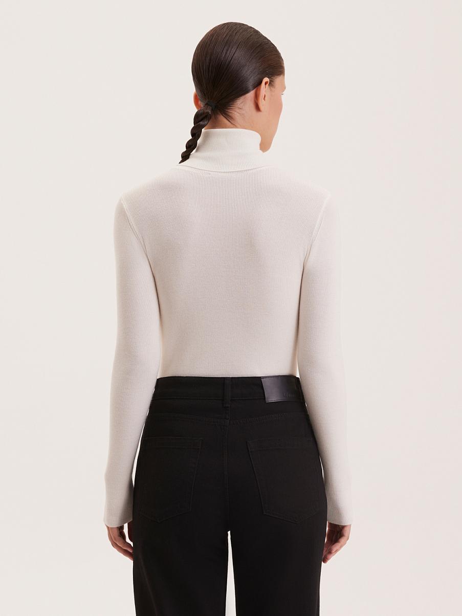 Трикотажная водолазка в рубчик