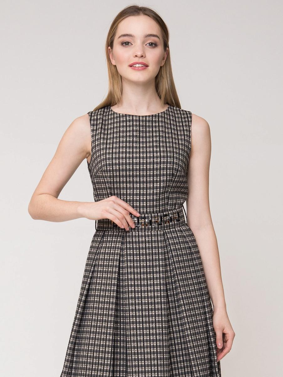 Приталенное платье миди без рукавов
