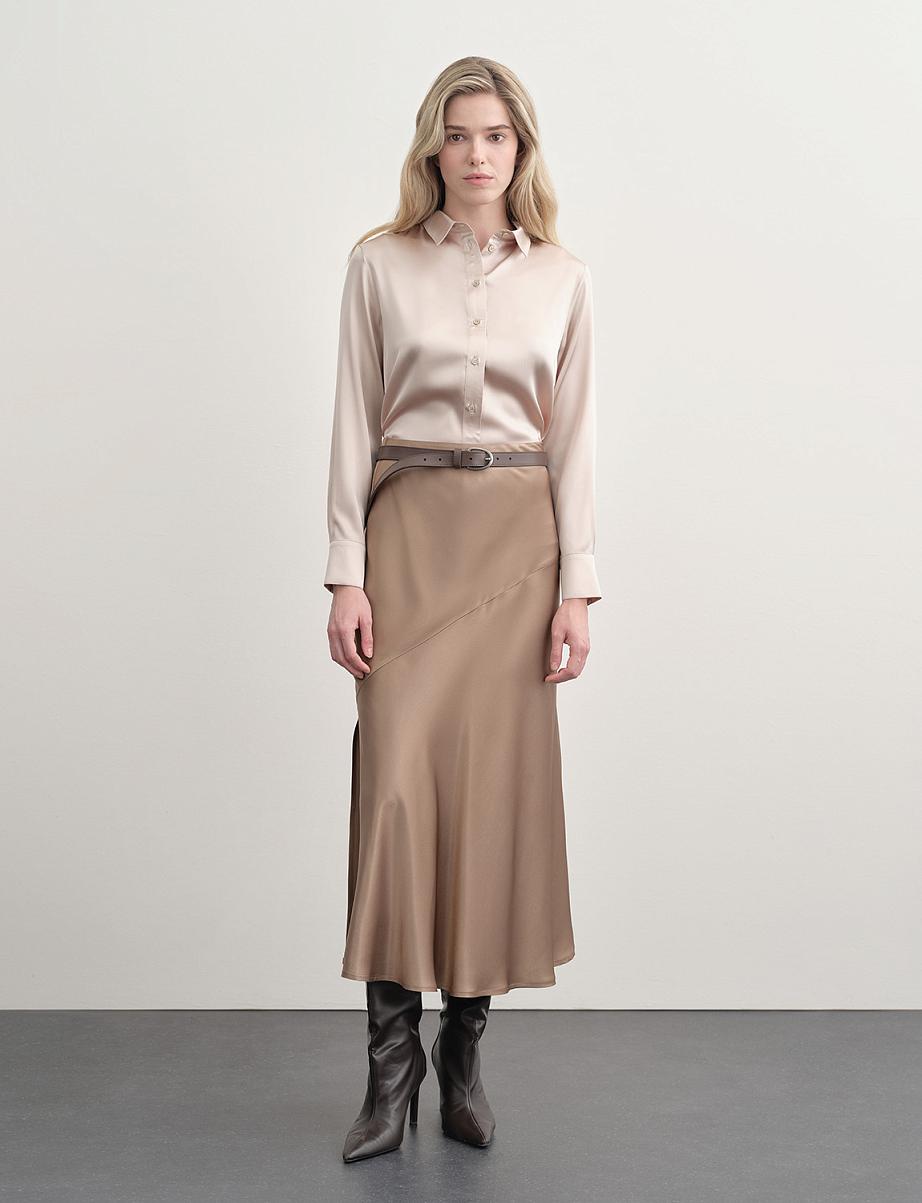 Атласная юбка миди с боковым разрезом