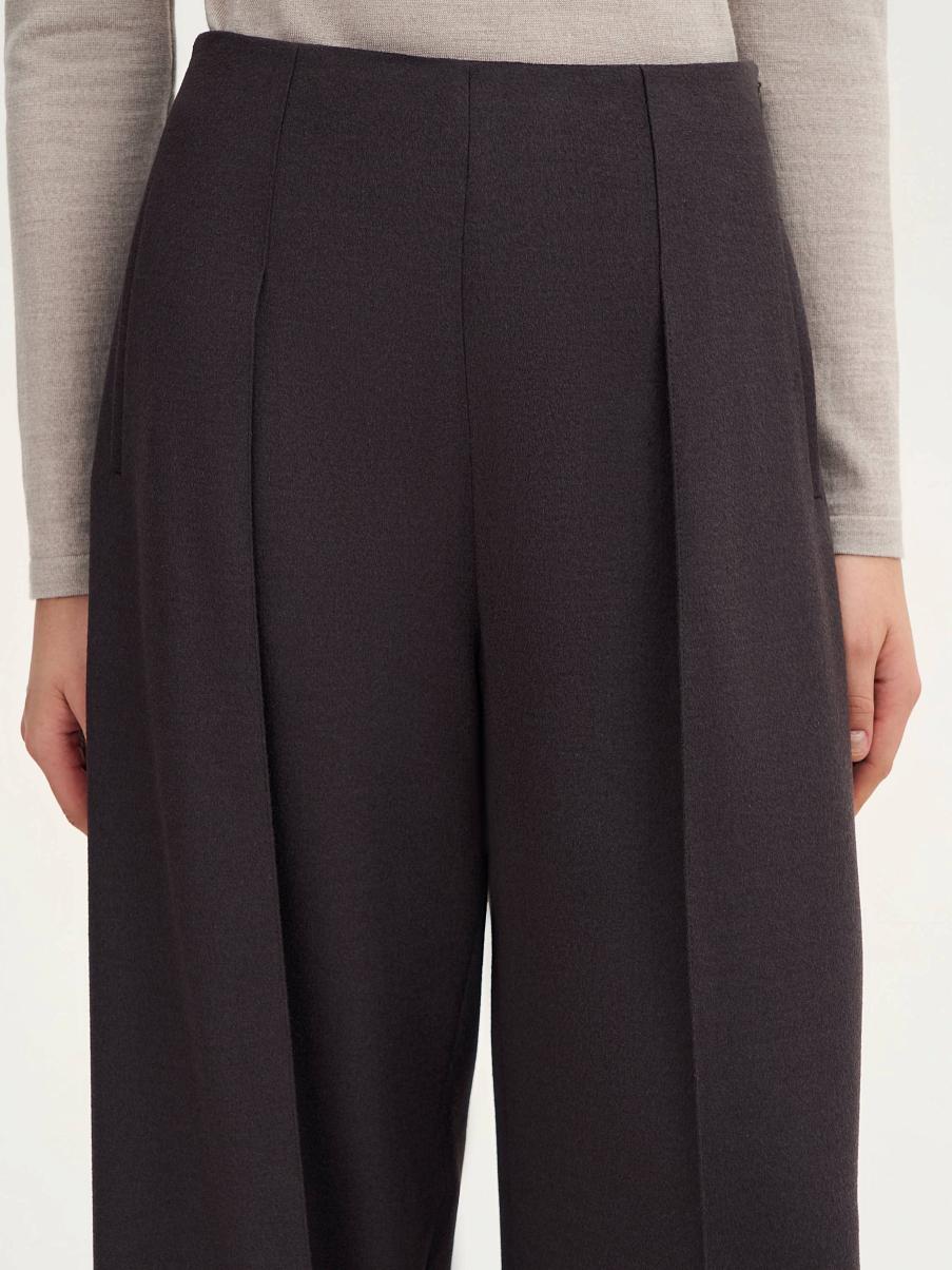 Брюки свободного кроя со стрелками