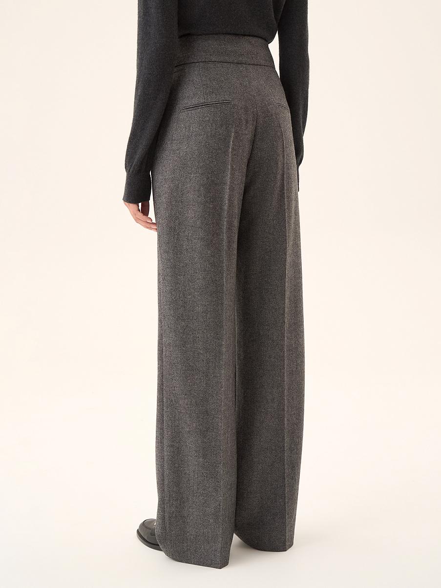 Брюки свободного кроя со стрелками