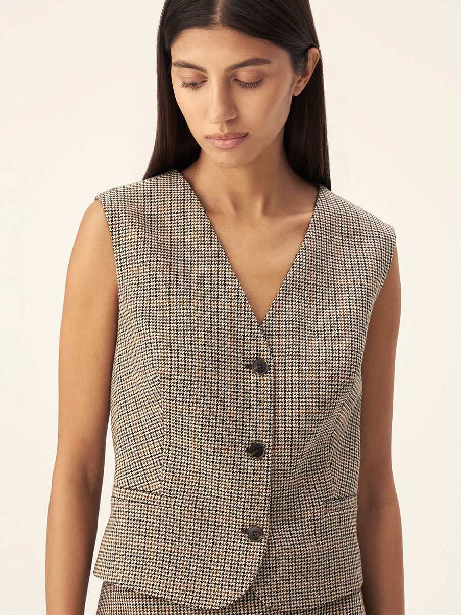 Костюмная жилетка