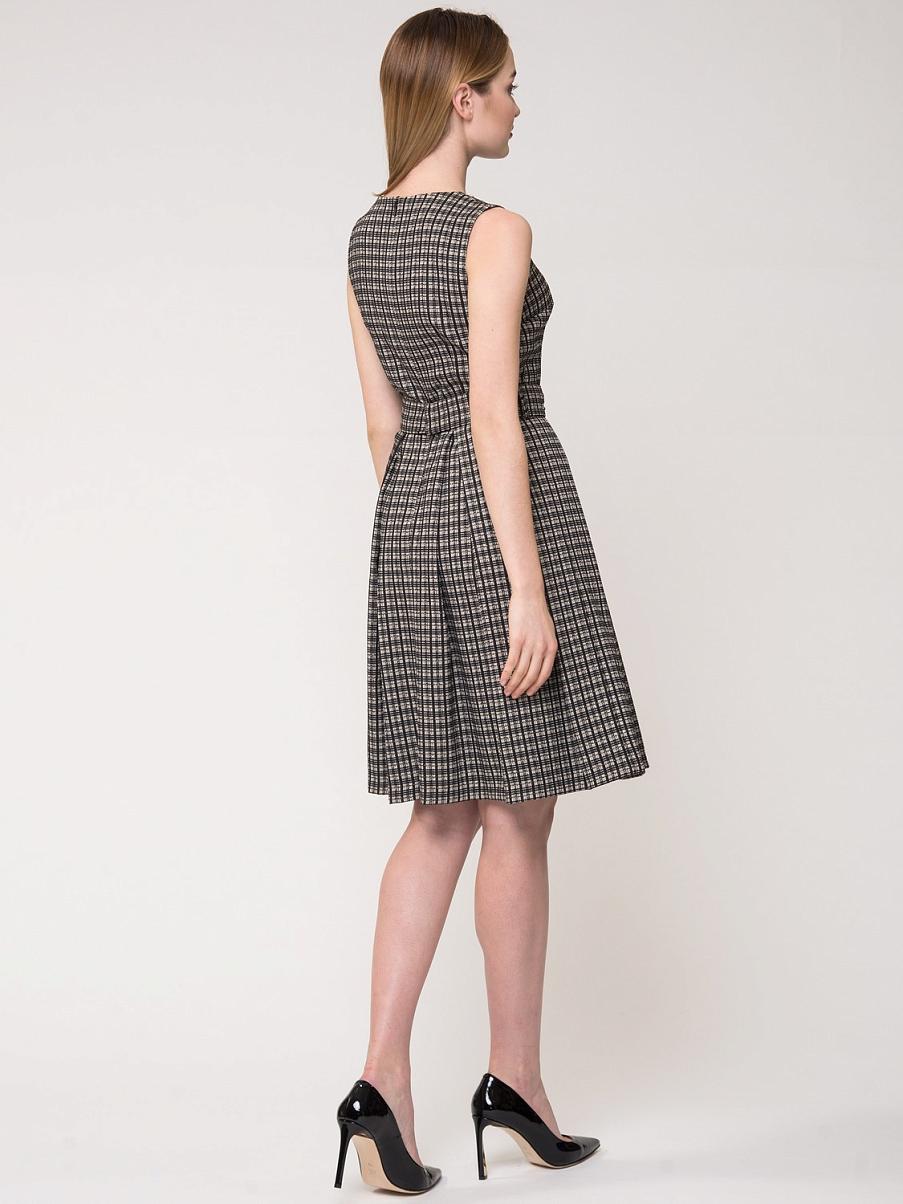 Приталенное платье миди без рукавов
