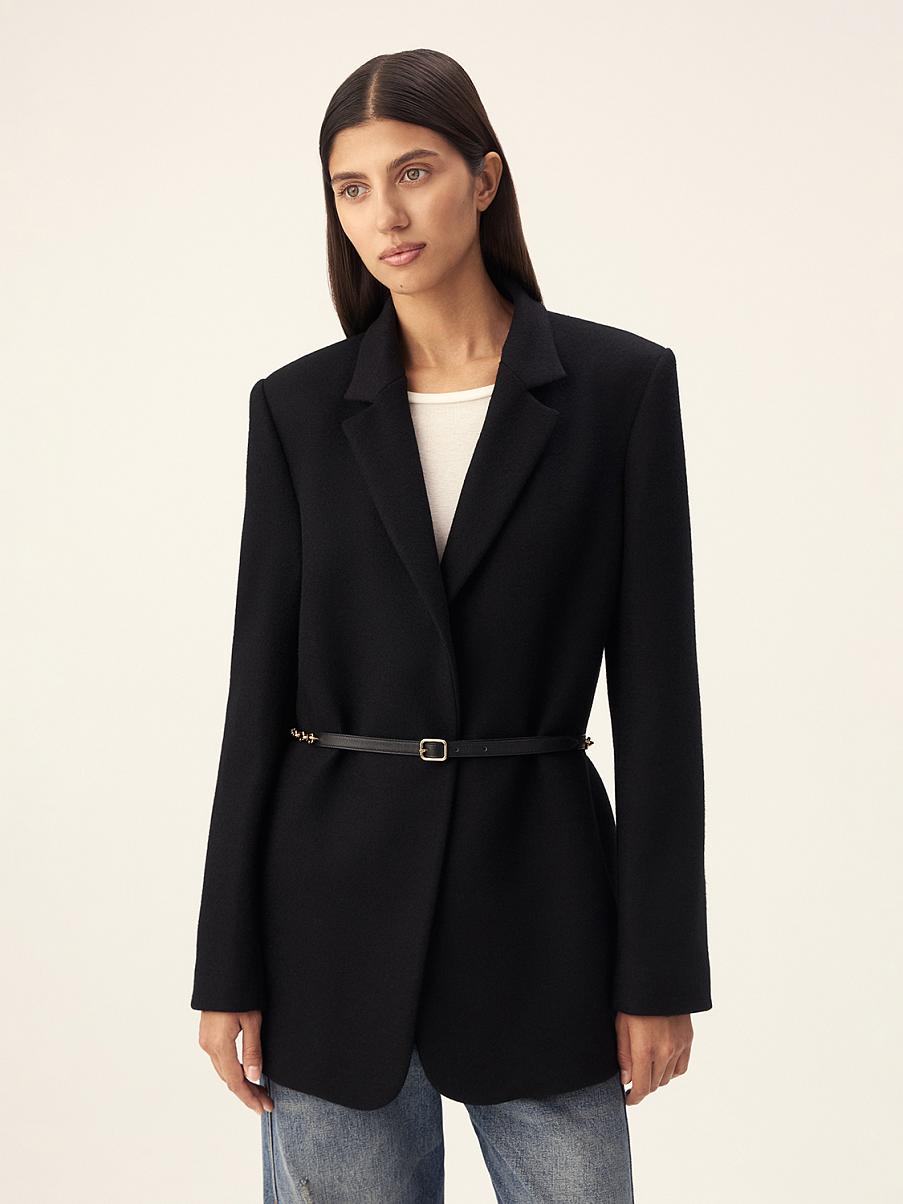 Однобортный жакет с ремнем