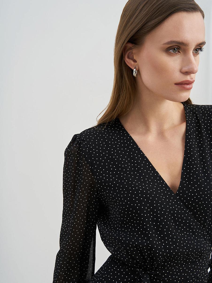 Платье мини в горошек с V-образным вырезом