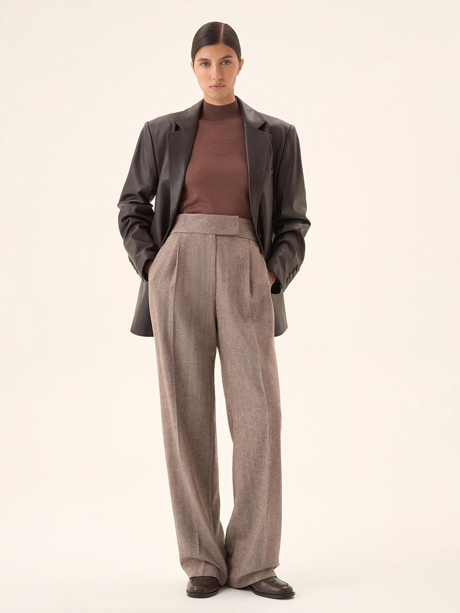 Брюки свободного кроя со стрелками