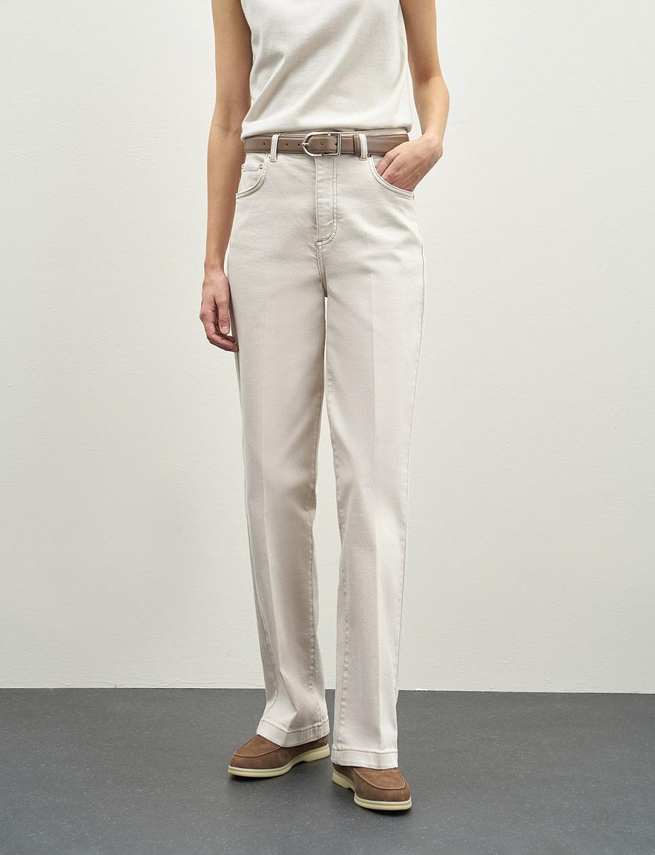 Прямые джинсы со стрелками и средней посадкой