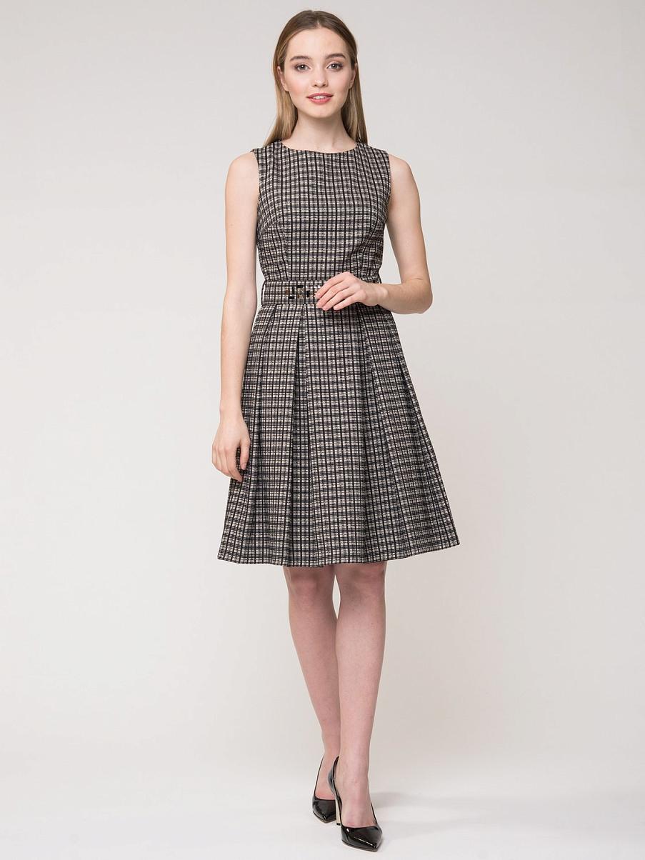 Приталенное платье миди без рукавов
