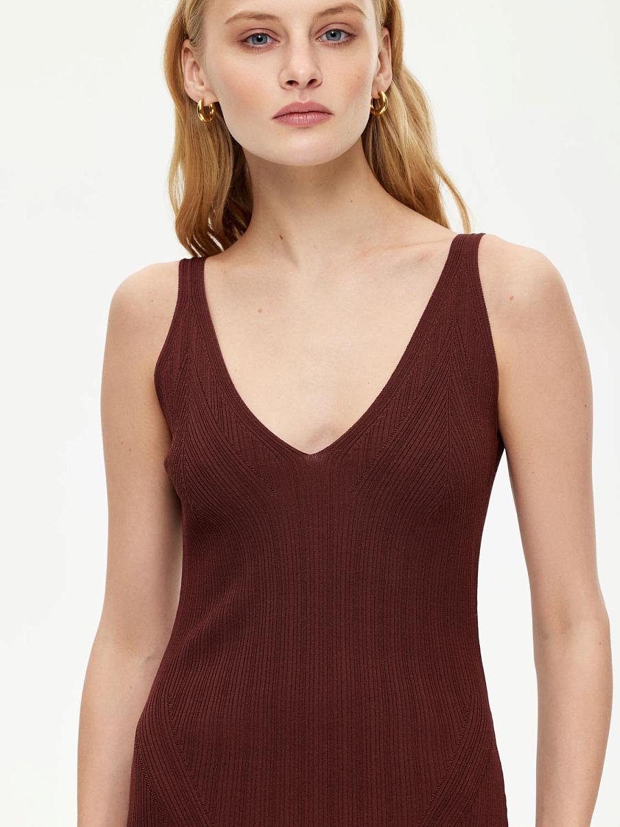 Облегающее трикотажное платье