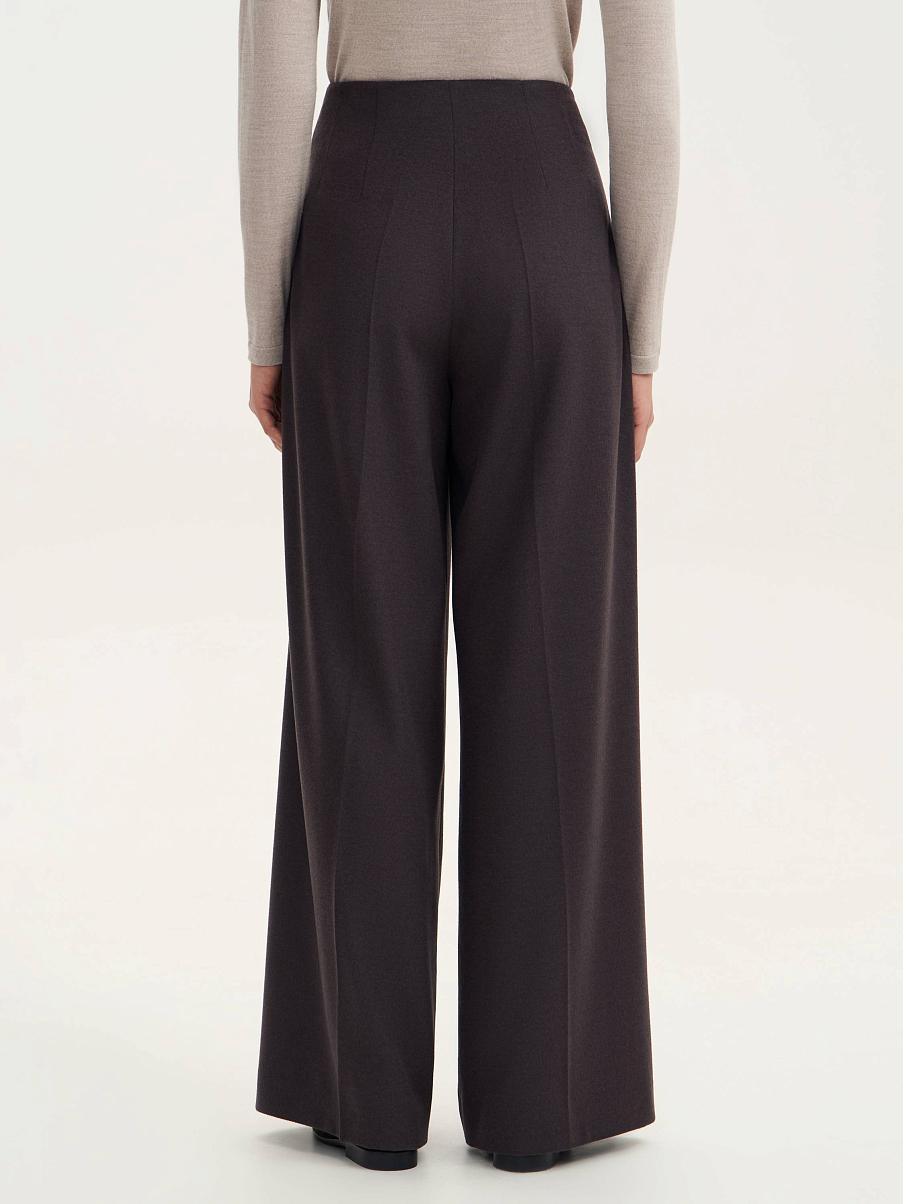 Брюки свободного кроя со стрелками