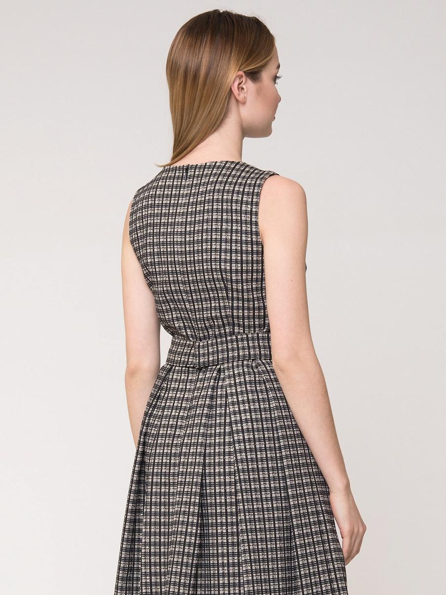 Приталенное платье миди без рукавов
