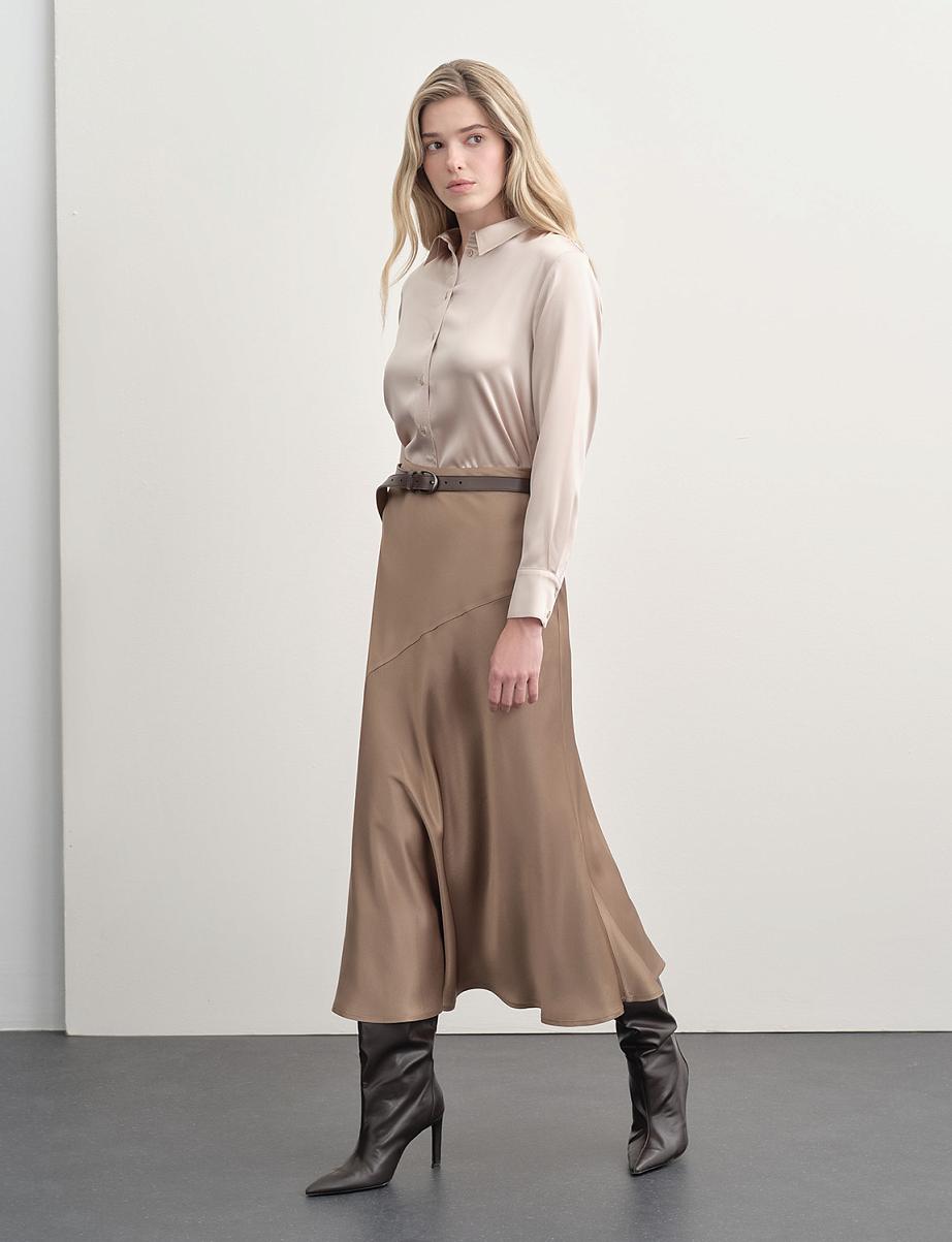 Атласная юбка миди с боковым разрезом